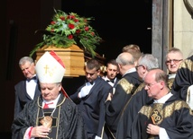 Pogrzebowej liturgii przewodniczył bp senior Tadeusz Rakoczy