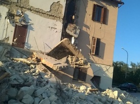 Zniszczenia po trzęsieniu ziemi w Accumoli