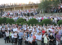 Tysiące pielgrzymów przybywa w czasie odpustu ku czci Matki Bożej Pocieszenia na pasierbieckie wzgórze