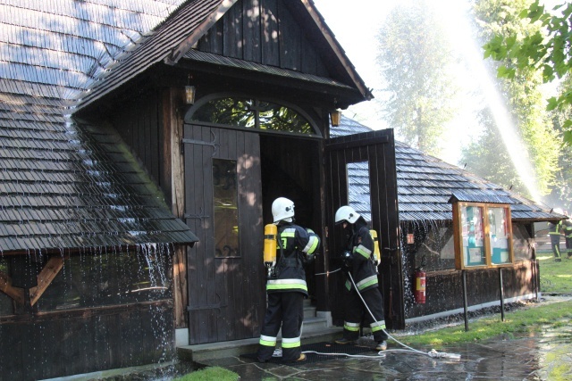 Pożar kościoła w Jawiszowicach - ćwiczenia strażaków