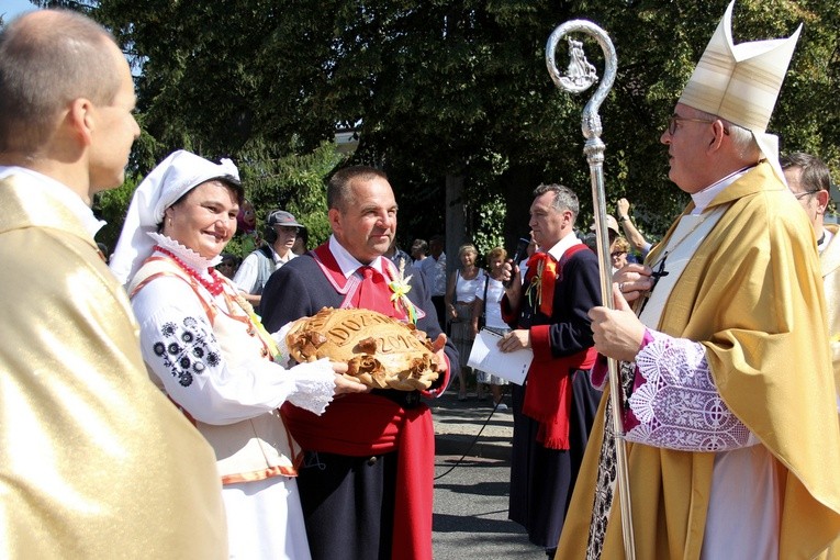 Starosta i Strościna witali bp. Jareckiego chlebem, upieczonym z mąki tegorocznych zbóż