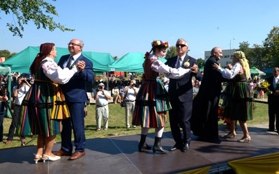 Opoczyńskiego oberka z gospodyniami tańczą (od lewej): Józef Róg, Rafał Kądziela i ks. Jan Serszyński