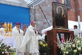 Ikona MB Częstochowskiej do diecezji łowickiej przybywa z diecezji płockiej.