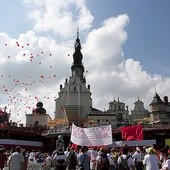 Pątnicy wypuścili czerwone balony.