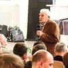 Aleksander Tarnawski na spotkaniu z gliwicką młodzieżą w Centrum Edukacyjnym im. Jana Pawła II.