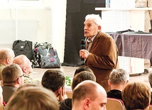 Aleksander Tarnawski na spotkaniu z gliwicką młodzieżą w Centrum Edukacyjnym im. Jana Pawła II.