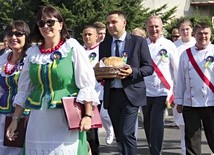 Po Eucharystii w barwnym korowodzie z dumą niesiono pieczywo do Zagrody Młyńskiej, gdzie odbyły się oficjalne uroczystości.
