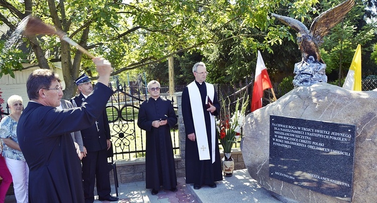 Ks. dziekan Zbigniew Sajewski dokonał poświęcenia pamiątkowego głazu