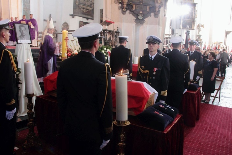 Przemarsz i uroczystości na cmentarzu