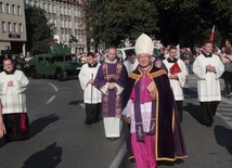 Przemarsz i uroczystości na cmentarzu