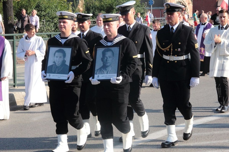 Przemarsz i uroczystości na cmentarzu