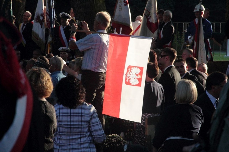 Przemarsz i uroczystości na cmentarzu