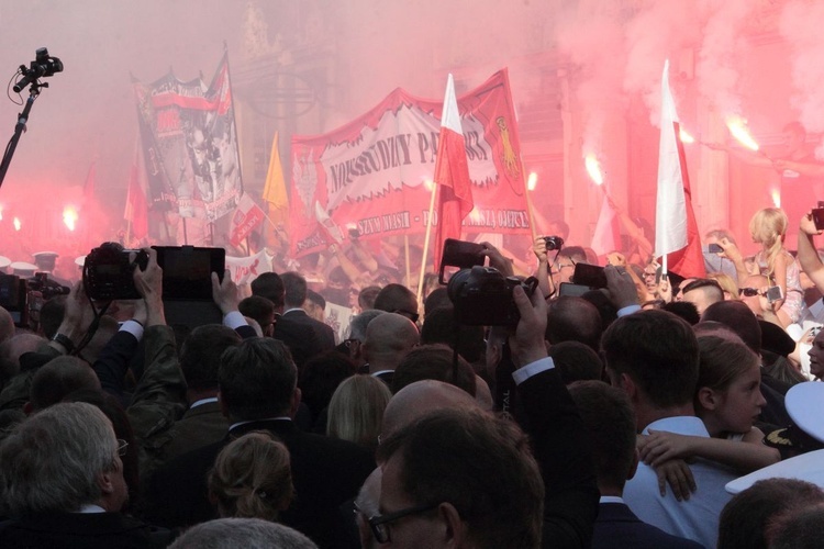 Przemarsz i uroczystości na cmentarzu