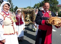 W pochodzie niesiono też przyozdobioną kłosami kopię cudownego obrazu Matki Bożej Tęskniącej z Powsina.