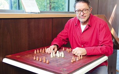 Krzysztof Godon nad planszą do hnefatafl, czyli wikińskich szachów