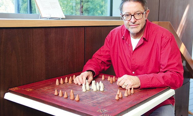 Krzysztof Godon nad planszą do hnefatafl, czyli wikińskich szachów
