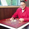 Krzysztof Godon nad planszą do hnefatafl, czyli wikińskich szachów