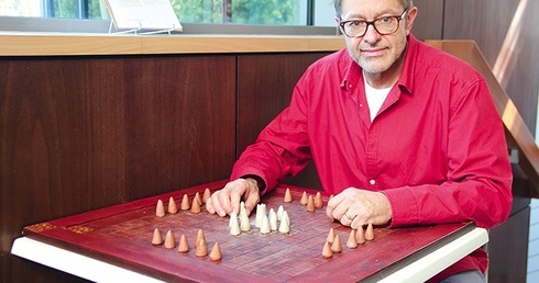 Krzysztof Godon nad planszą do hnefatafl, czyli wikińskich szachów