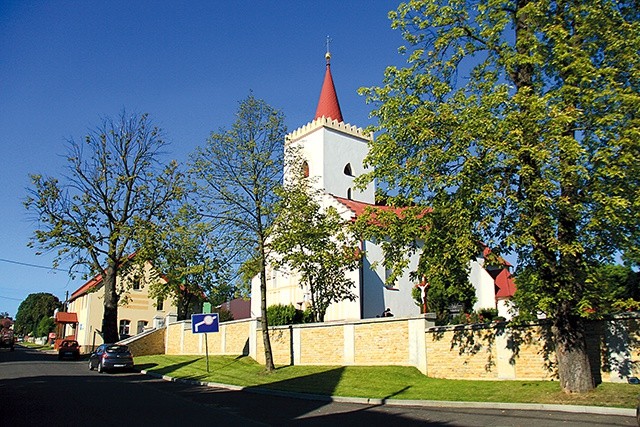 Kościół parafialny otoczony nowym  ogrodzeniem. 