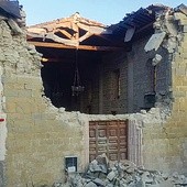 Zniszczony kościół św. Franciszka, którego dzwonnica przygniotła 4-osobową rodzinę
