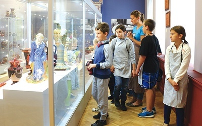 Najpierw dzieci szukały inspiracji, oglądając zbiory oryginalnej ceramiki.