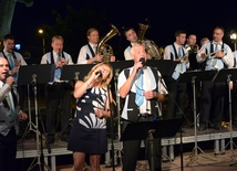 Orkiestra z Czech, a konkretnie z Opočna, miasta partnerskiego, koncertowała m.in. na tarasie przed Miejskim Domem Kultury w Opocznie