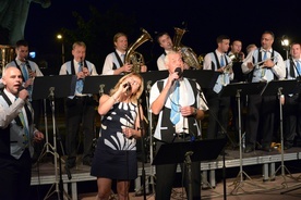 Orkiestra z Czech, a konkretnie z Opočna, miasta partnerskiego, koncertowała m.in. na tarasie przed Miejskim Domem Kultury w Opocznie