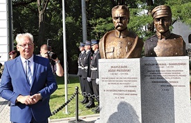 ◄	Wacław Ligęza, burmistrz Bobowej, obok odsłoniętych pomników Piłsudskiego i Wieniawy.