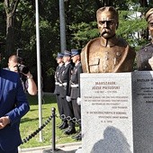 ◄	Wacław Ligęza, burmistrz Bobowej, obok odsłoniętych pomników Piłsudskiego i Wieniawy.