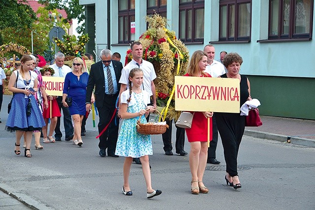 ▲	W korowodzie dożynkowym mieszkańcy nieśli wieńce dziękczynne.