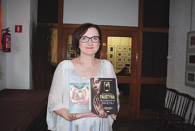 ◄	Dziennikarka podczas spotkania z czytelnikami w Nisku.