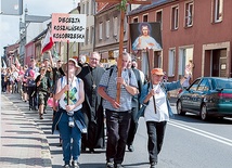 ▲	Na pielgrzymów w Myśliborzu czekał bp Edward Dajczak.