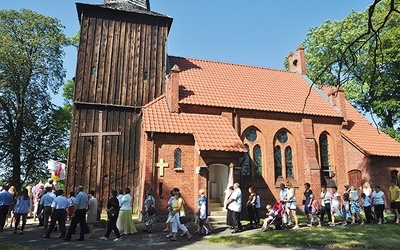 Uroczystości jubileuszowe 28 sierpnia zakończyła procesja eucharystyczna wokół miejscowego kościoła.