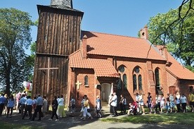 Uroczystości jubileuszowe 28 sierpnia zakończyła procesja eucharystyczna wokół miejscowego kościoła.