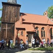 Uroczystości jubileuszowe 28 sierpnia zakończyła procesja eucharystyczna wokół miejscowego kościoła.