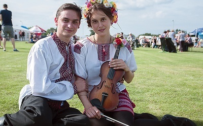 ▲	Kacper i Marcjanna występują w zespole, który korzysta z polskich i ukraińskich tradycji muzycznych.