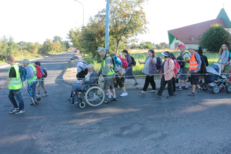 Niepełnosprawni wędrują do Matki