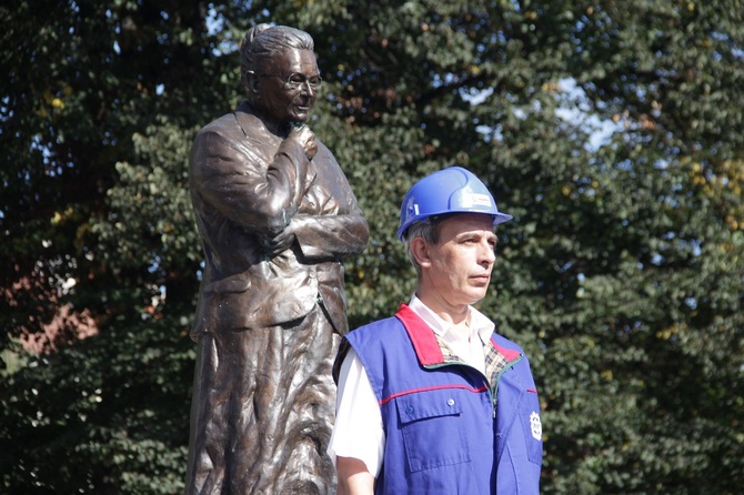 Premier Beata Szydło złożyła kwiaty pod pomnikiem Anny Walentynowicz