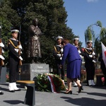 Premier Beata Szydło złożyła kwiaty pod pomnikiem Anny Walentynowicz