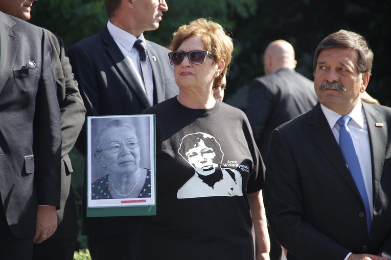 Premier Beata Szydło złożyła kwiaty pod pomnikiem Anny Walentynowicz