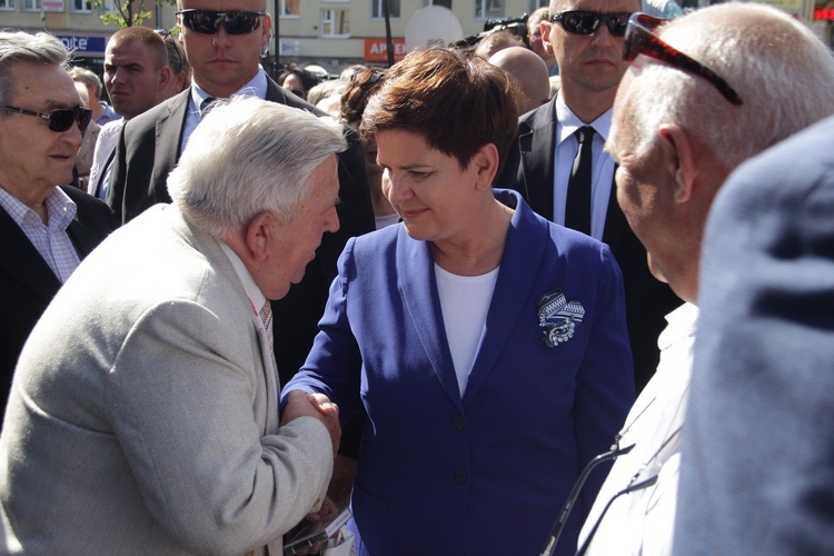 Premier Beata Szydło złożyła kwiaty pod pomnikiem Anny Walentynowicz