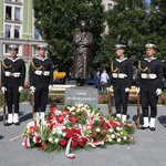 Premier Beata Szydło złożyła kwiaty pod pomnikiem Anny Walentynowicz