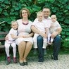 Mąż Ani, tata Ali, Wojtka i Julki. Razem z żoną prowadzi ośrodek biblijnej edukacji finansowej ZAKKAI.