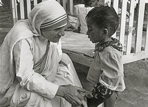 Matka Teresa przez ponad czterdzieści lat w Kalkucie służyła ubogim, chorym, osieroconym dzieciom i umierającym.