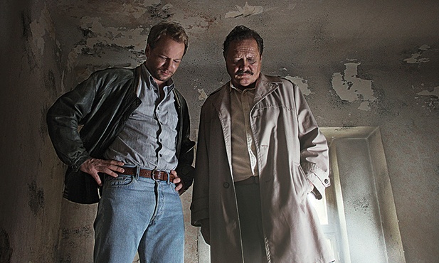 Detektyw Krauz (Maciej Stuhr) i Marián Geišberg (Eduard Burger)  nie zdają sobie sprawy z tego, że zagraża im śmiertelne niebezpieczeństwo.