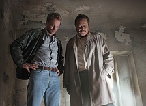 Detektyw Krauz (Maciej Stuhr) i Marián Geišberg (Eduard Burger)  nie zdają sobie sprawy z tego, że zagraża im śmiertelne niebezpieczeństwo.