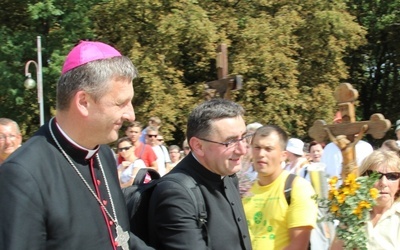 Pielgrzymów powitał bp Roman Pindel wraz z proboszczem ks. Grzegorzem Gruszeckim