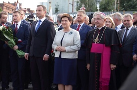 Prezydent Andrzej Duda, premier Beata Szydło i abp Sławoj Leszek Głódź na chwilę przed złożeniem kwiatów pod bramą nr 2