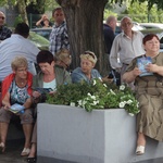 A. Duda i B. Szydło składają kwiaty pod bramą nr 2