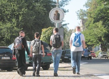 Idą prosić Matkę o strój